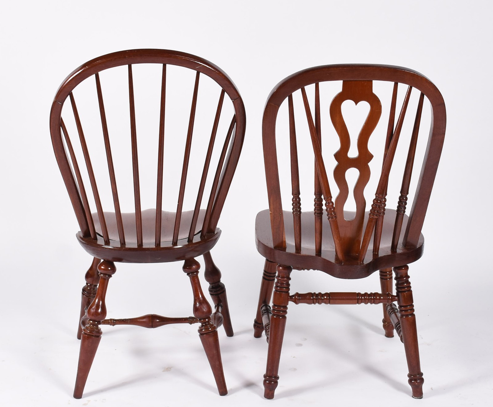 Duas cadeiras de madeira nobre, estilo "country americano", pernas... - foto 4 de 6
