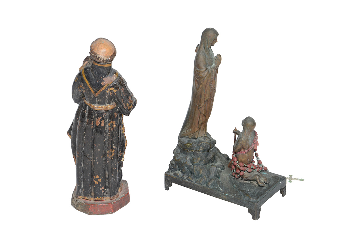 Duas imagens sendo 1 de terracota (Santo Antonio) e 1 de bronze ¨Le... - foto 2 de 2