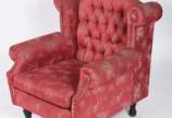 Bergere estofada e forrada com tecido vermelho ... - Bergere estofada e forrada com tecido vermelho floral,<br>encosto em capitoné e pés de madeira torneada.