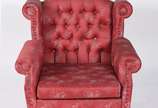 Bergere estofada e forrada com tecido vermelho ... - Bergere estofada e forrada com tecido vermelho floral,<br>encosto em capitoné e pés de madeira torneada.