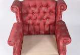 Bergere estofada e forrada com tecido vermelho ... - Bergere estofada e forrada com tecido vermelho floral,<br>encosto em capitoné e pés de madeira torneada.