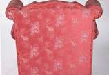 Bergere estofada e forrada com tecido vermelho ... - Bergere estofada e forrada com tecido vermelho floral,<br>encosto em capitoné e pés de madeira torneada.