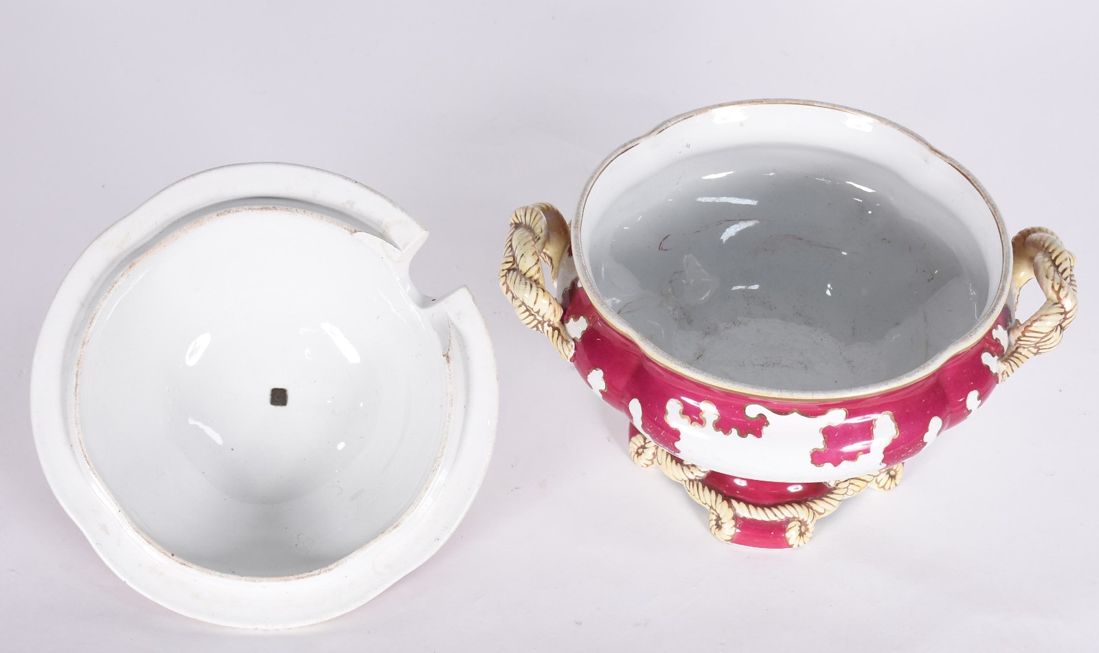 Sopeira de porcelana na cor bordeaux e creme, pega da tampa colada. - foto 3 de 7