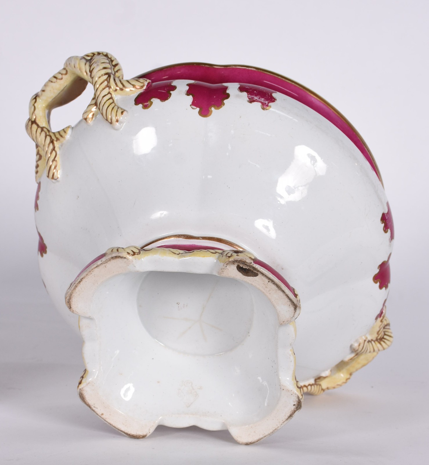Sopeira de porcelana na cor bordeaux e creme, pega da tampa colada. - foto 7 de 7