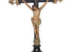 Crucifixo com figura de Cristo de madeira ental... - Crucifixo com figura de Cristo de madeira entalhada e policromada, com resplendor. 