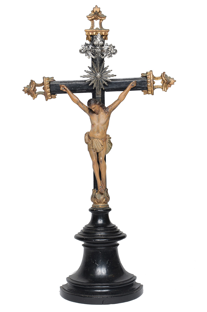 Crucifixo com figura de Cristo de madeira entalhada e policromada... - foto 1 de 2