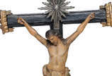 Crucifixo com figura de Cristo de madeira ental... - Crucifixo com figura de Cristo de madeira entalhada e policromada, com resplendor. 