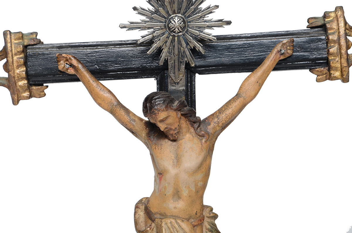 Crucifixo com figura de Cristo de madeira entalhada e policromada... - foto 2 de 2