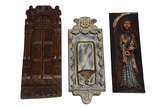 Três peças de madeira entalhada, sendo Santo (m... - Três peças de madeira entalhada, sendo Santo (medidas 61 x 21 cm), porta Santo (63 x 24 cm) e talha representado porta, assinado Índia (medidas ...