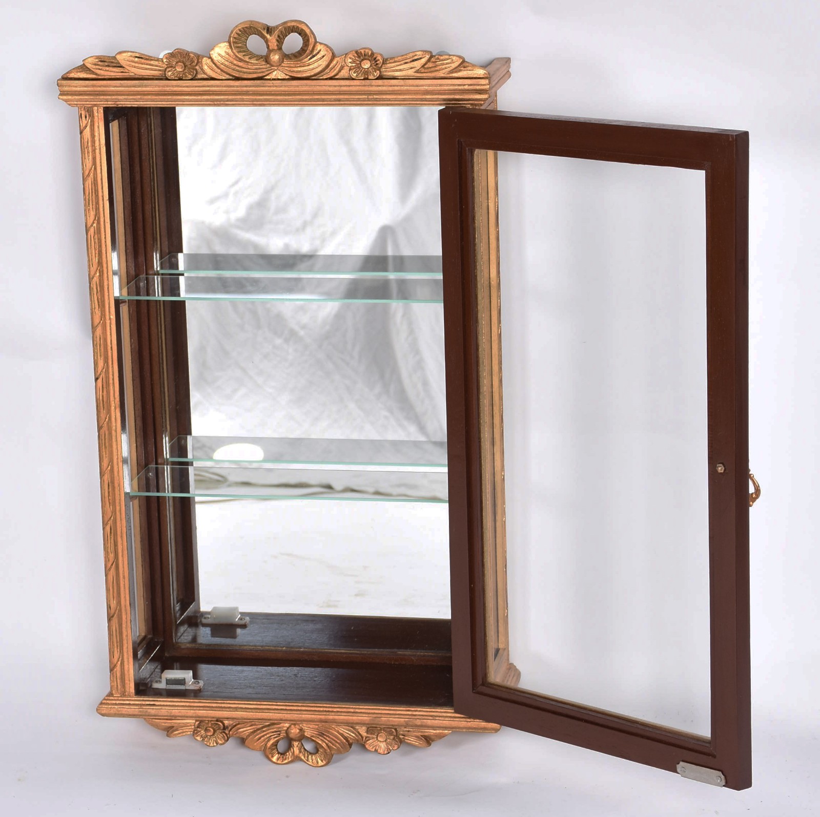 Vitrine de parede de madeira entalhada e dourada com 2 prateleiras de... - foto 2 de 5
