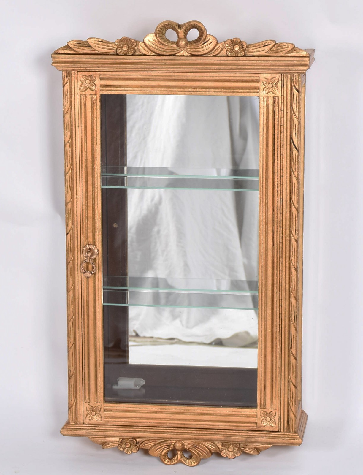 Vitrine de parede de madeira entalhada e dourada com 2 prateleiras de... - foto 3 de 5