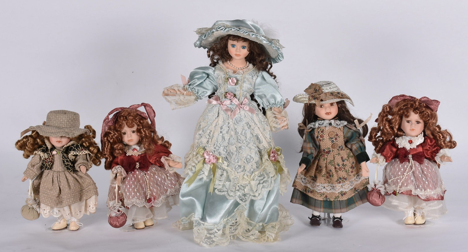 Cinco bonecas de porcelana diversas. - foto 1 de 5