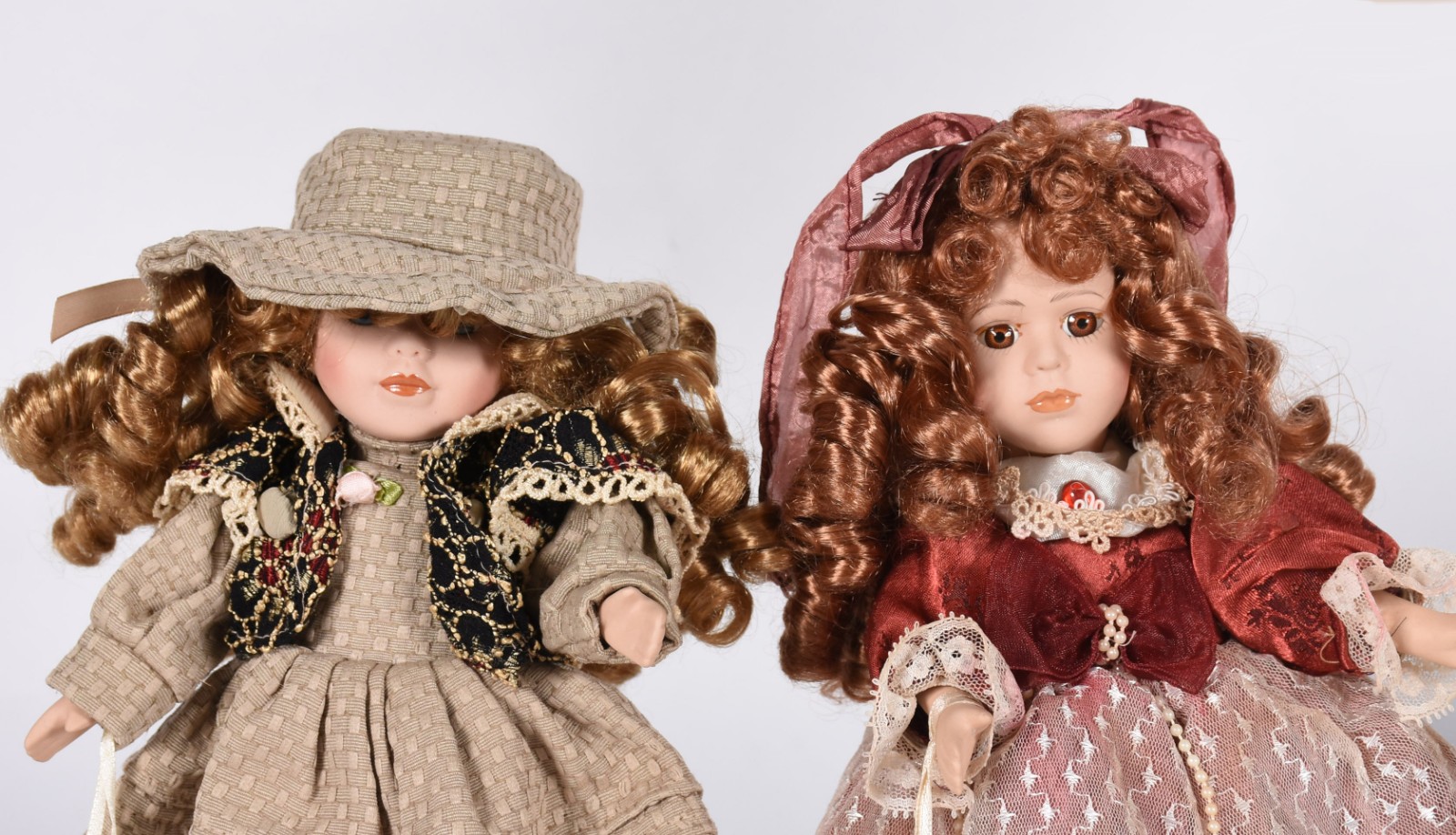 Cinco bonecas de porcelana diversas. - foto 2 de 5