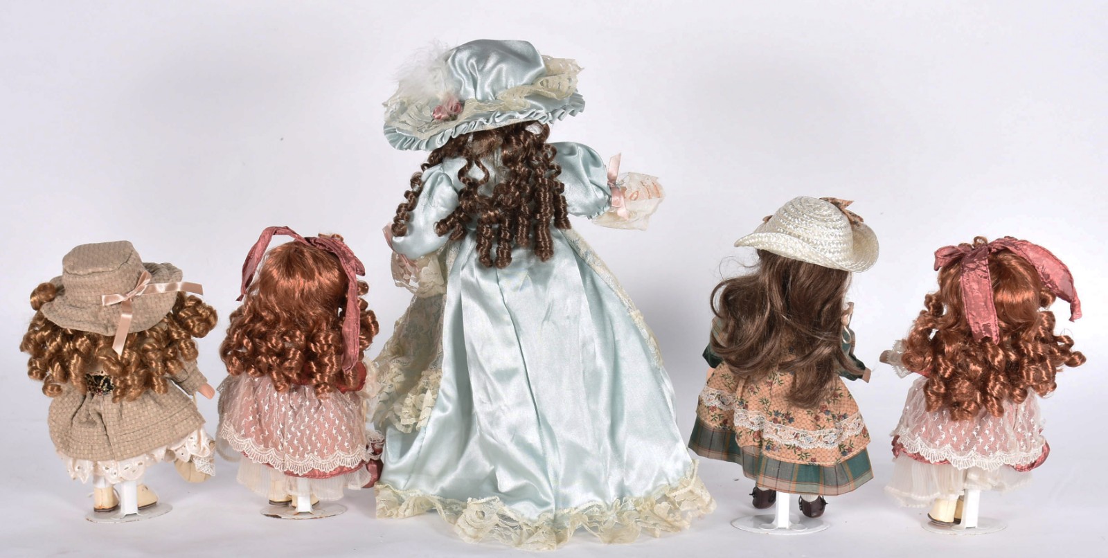 Cinco bonecas de porcelana diversas. - foto 5 de 5