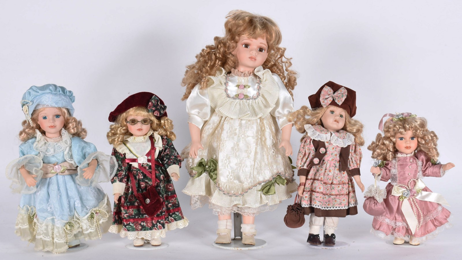 Cinco bonecas de porcelana diversas. - foto 1 de 5