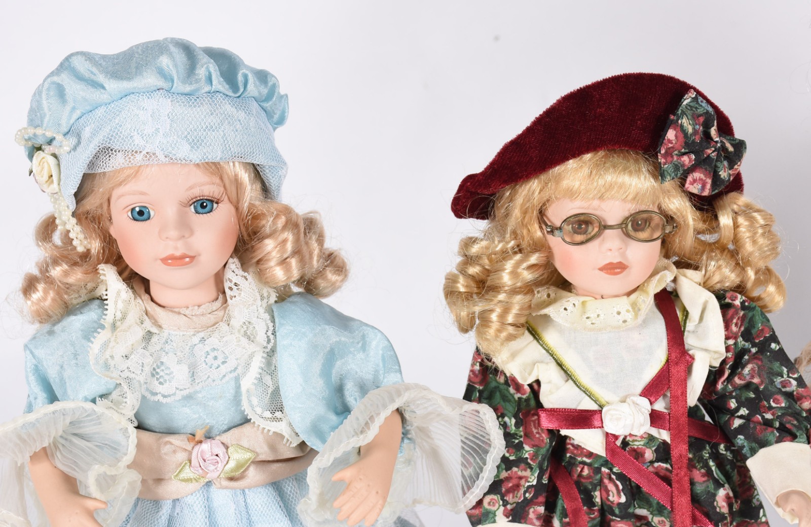 Cinco bonecas de porcelana diversas. - foto 2 de 5