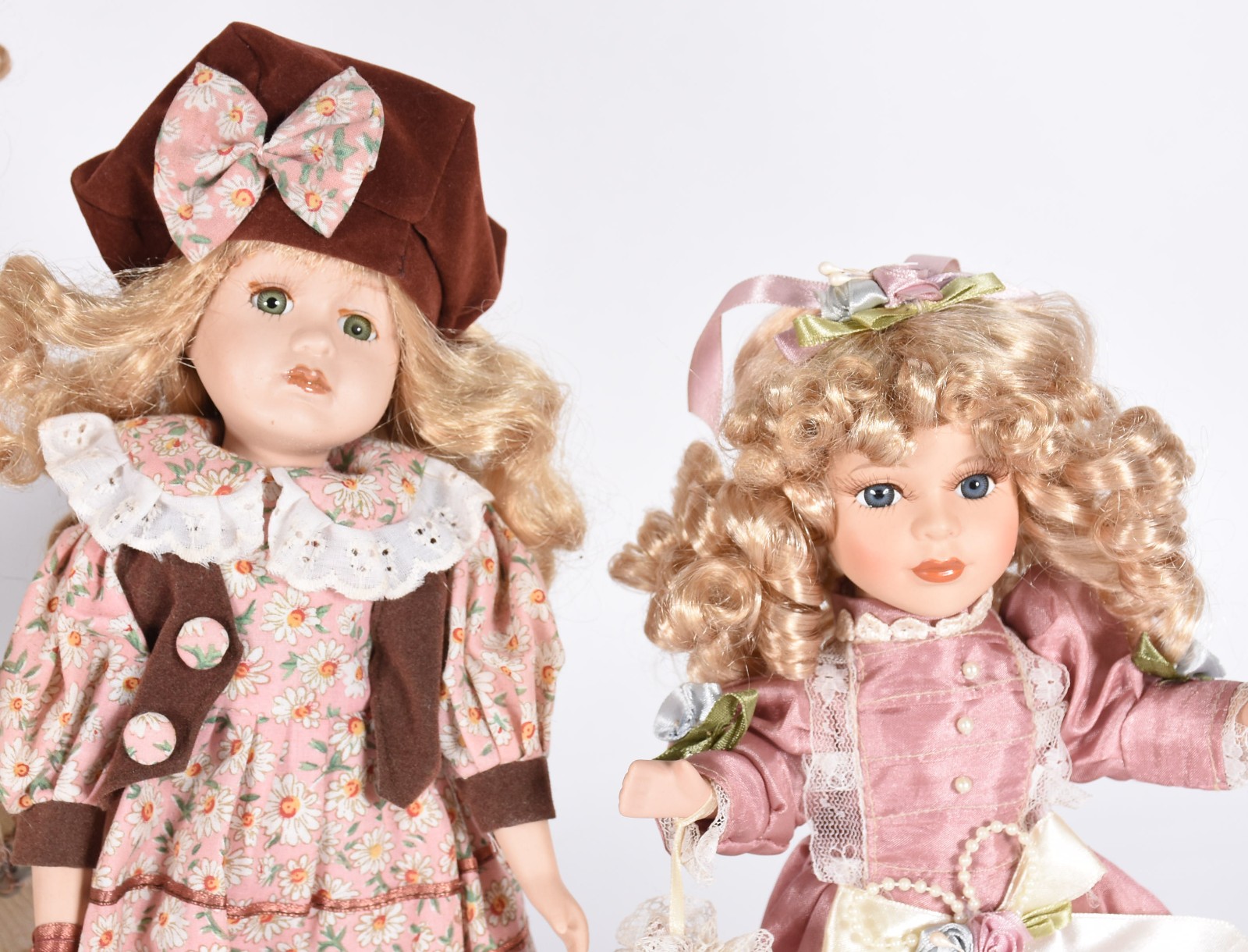 Cinco bonecas de porcelana diversas. - foto 4 de 5