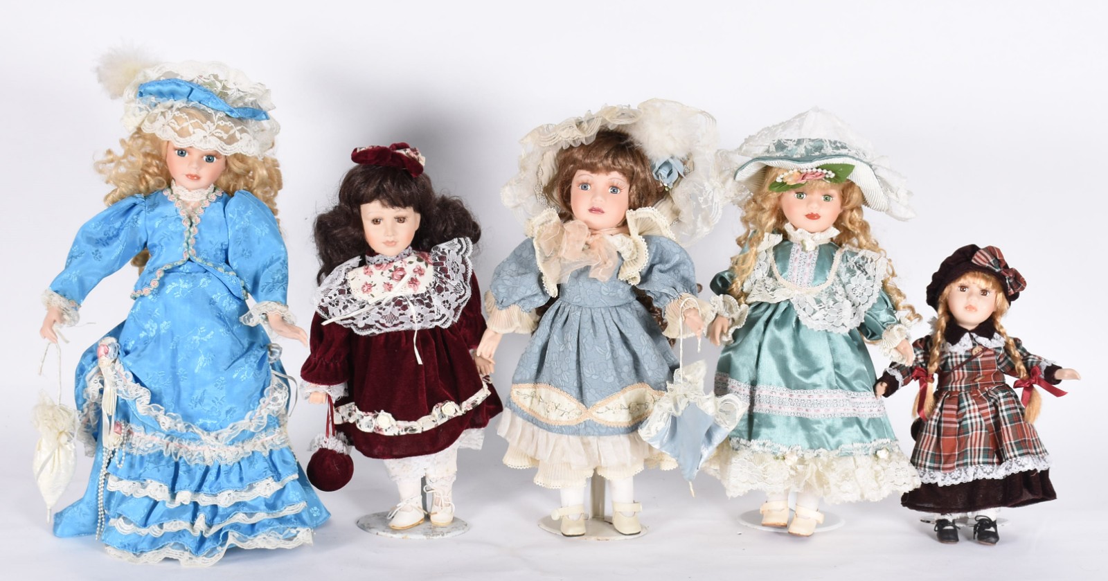 Cinco bonecas de porcelana diversas. - foto 1 de 5