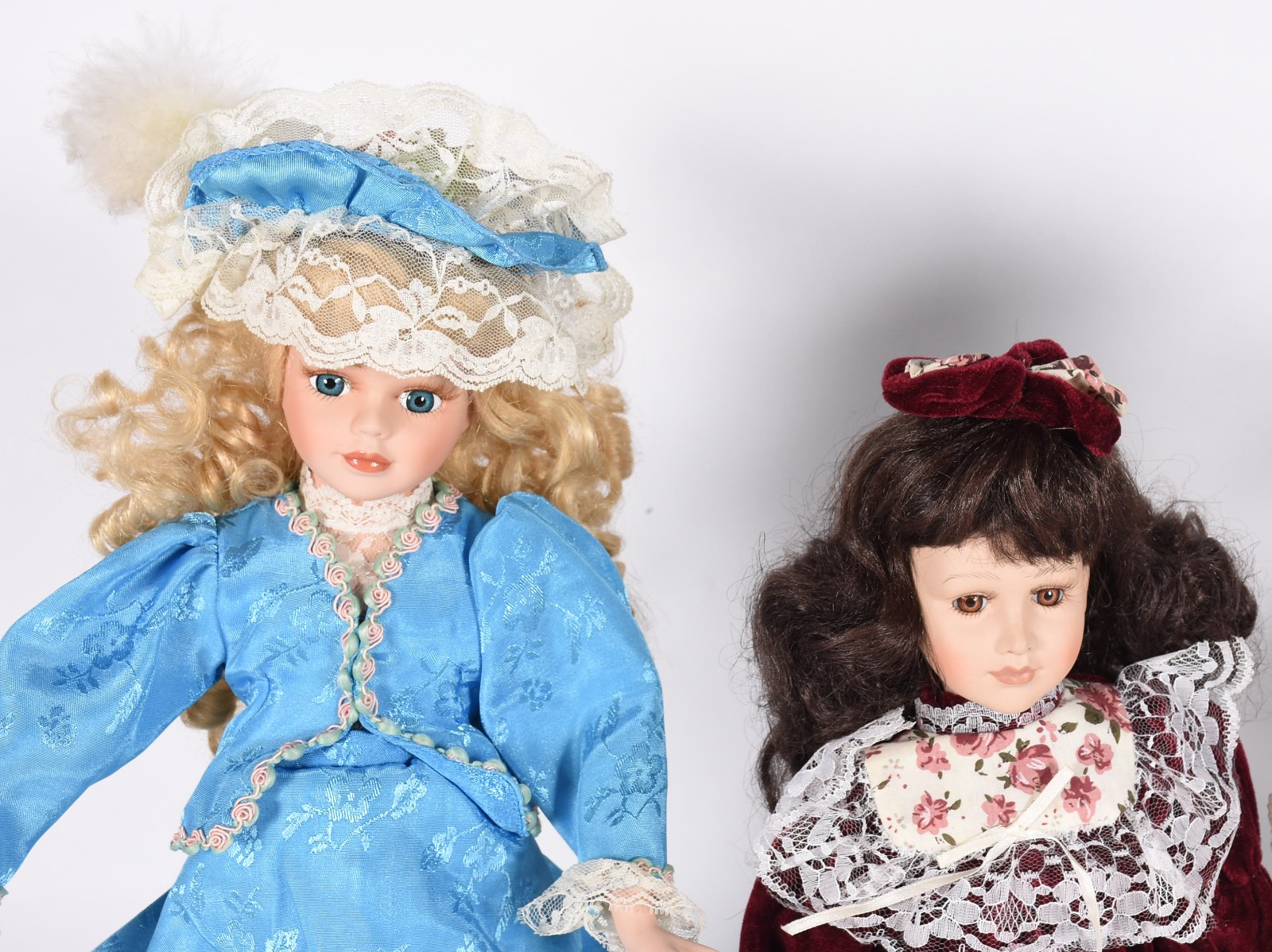 Cinco bonecas de porcelana diversas. - foto 2 de 5