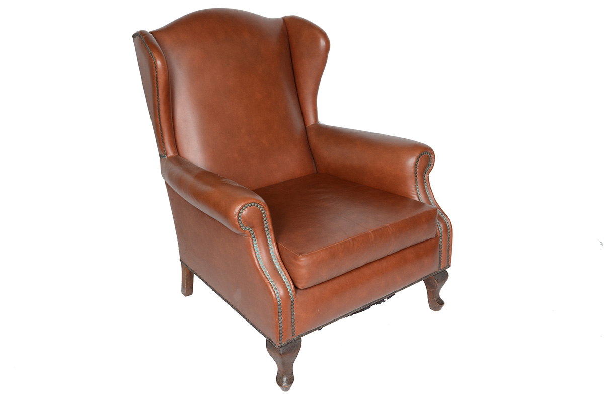 Bergere de madeira nobre com forro de couro sintético marrom.