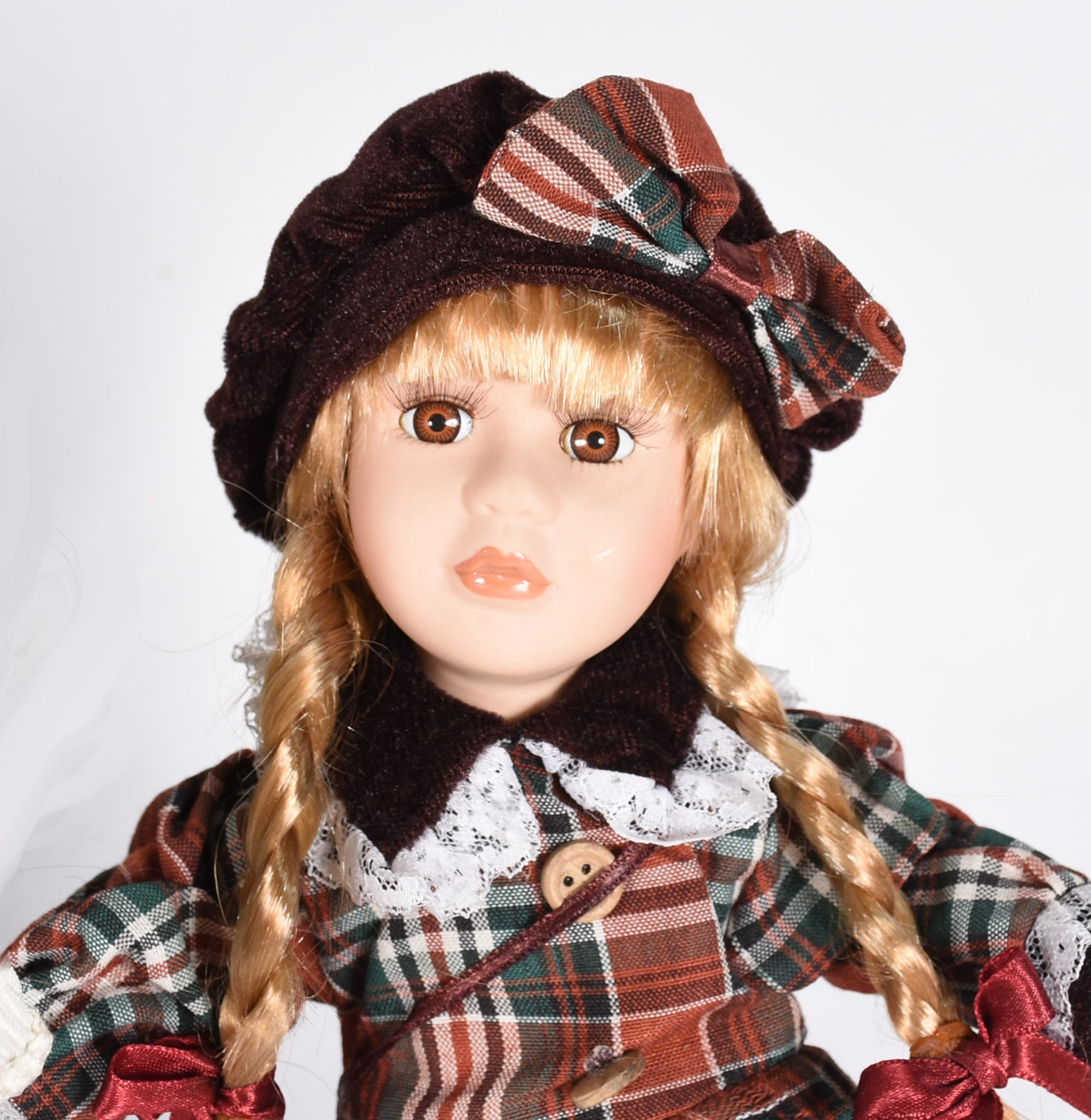 Cinco bonecas de porcelana diversas. - foto 4 de 5