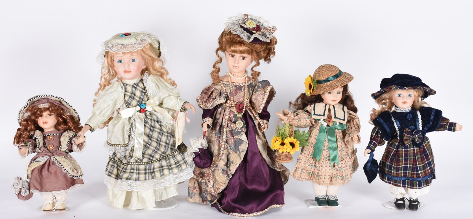 Cinco bonecas de porcelana diversas. - foto 1 de 5