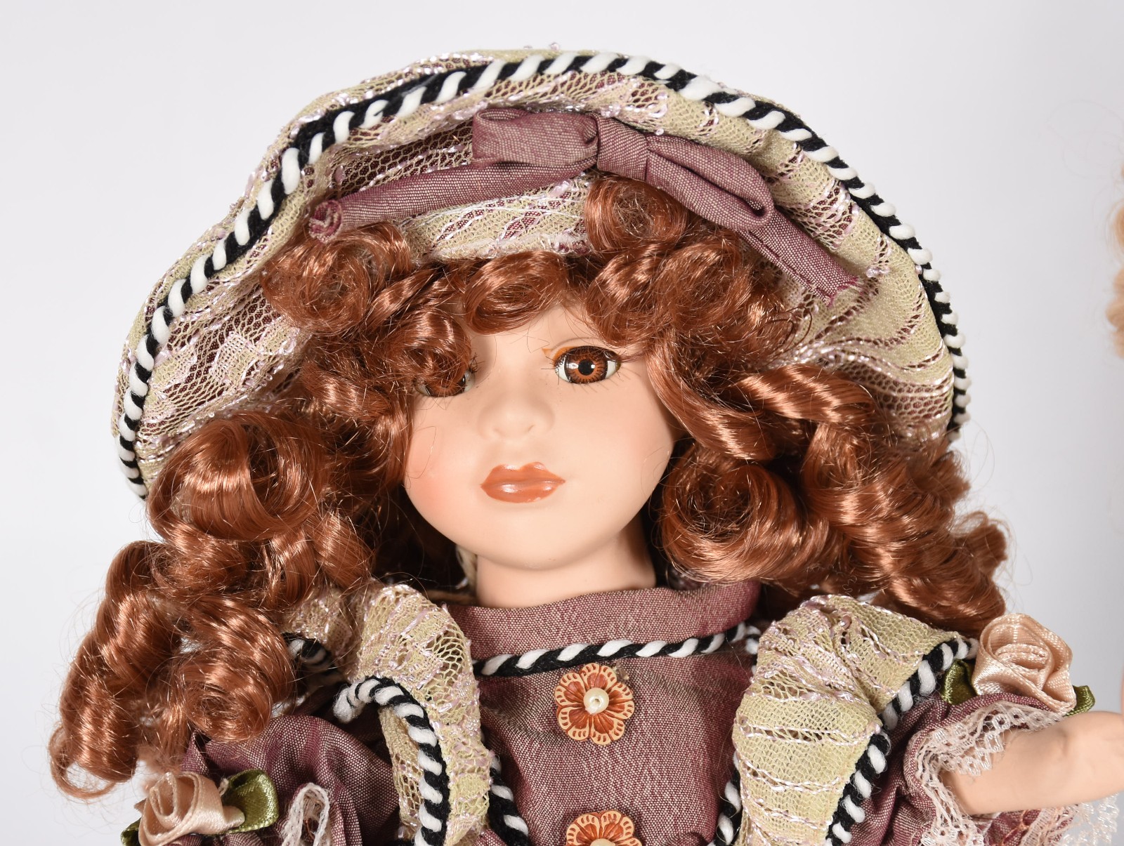 Cinco bonecas de porcelana diversas. - foto 3 de 5