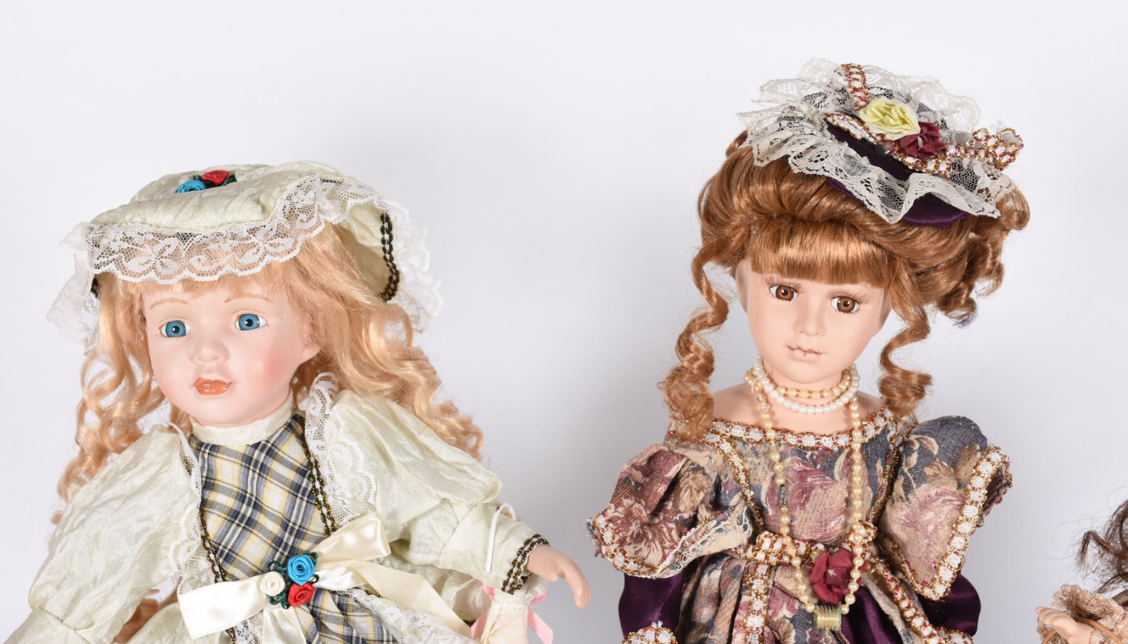 Cinco bonecas de porcelana diversas. - foto 4 de 5