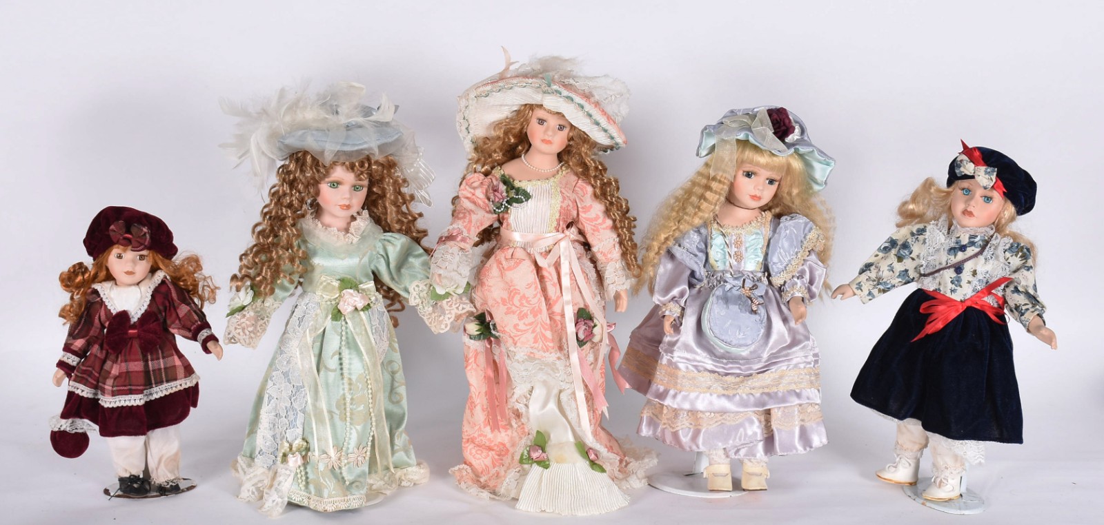 Cinco bonecas de porcelana diversas. - foto 1 de 4