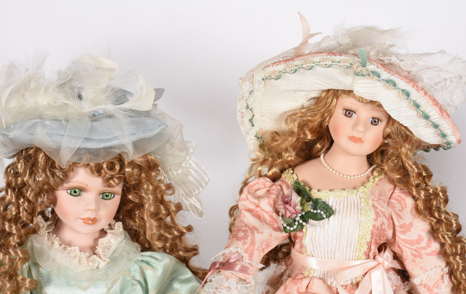 Cinco bonecas de porcelana diversas. - foto 3 de 4