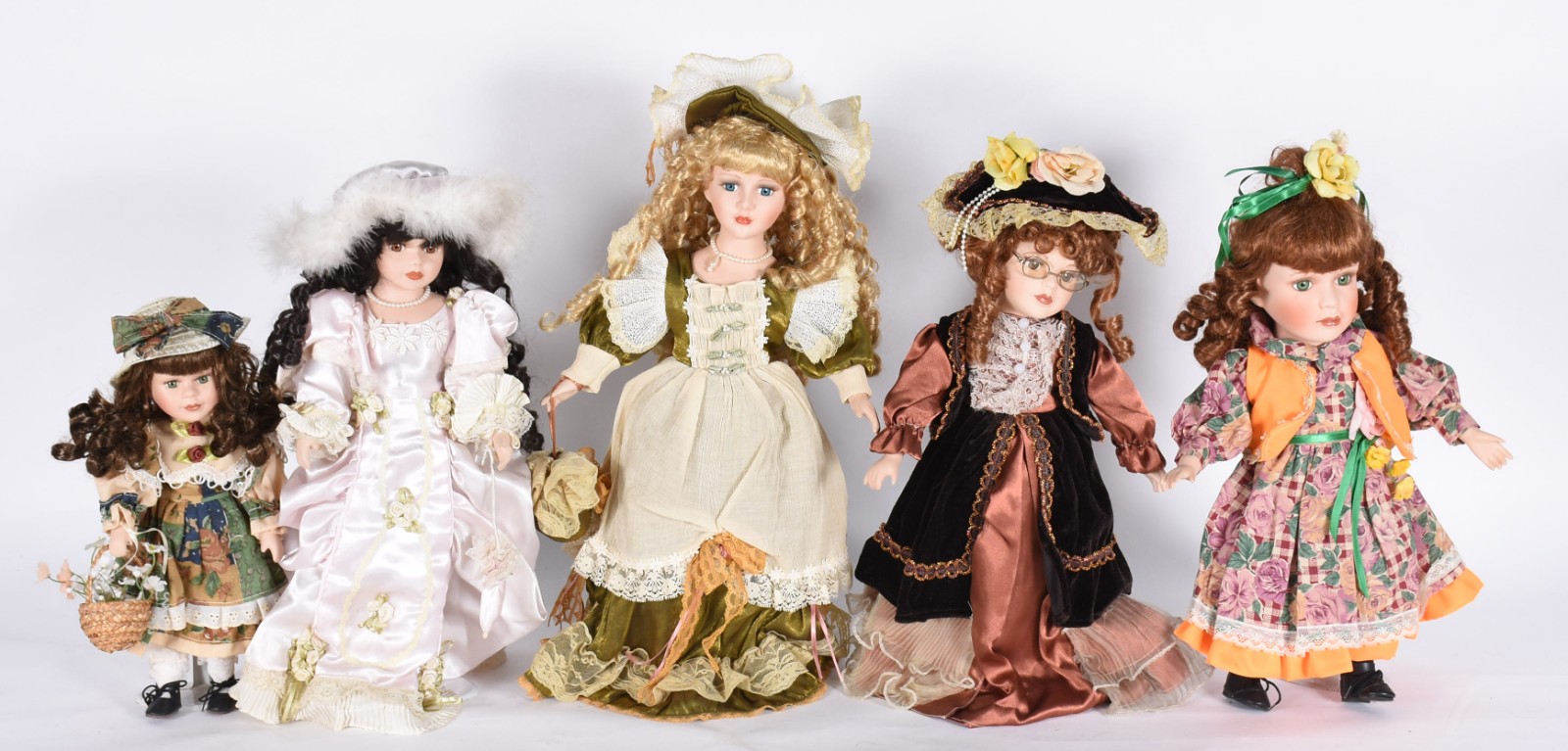 Cinco bonecas de porcelana diversas. - foto 1 de 5