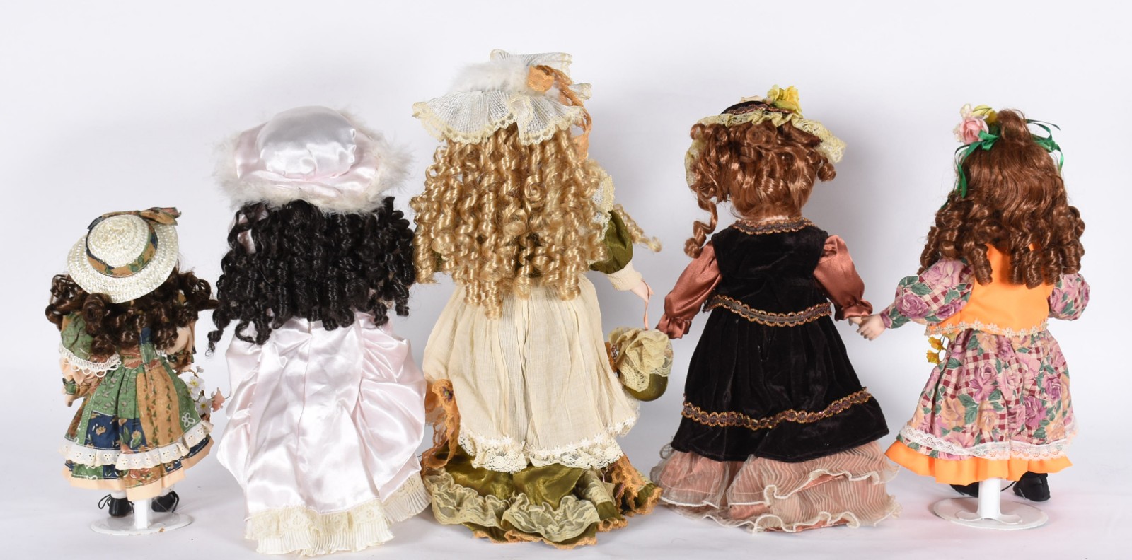 Cinco bonecas de porcelana diversas. - foto 5 de 5