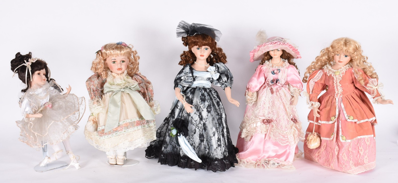 Cinco bonecas de porcelana diversas. - foto 1 de 5