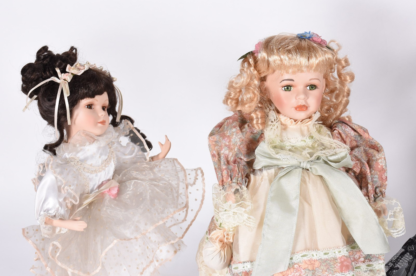 Cinco bonecas de porcelana diversas. - foto 2 de 5