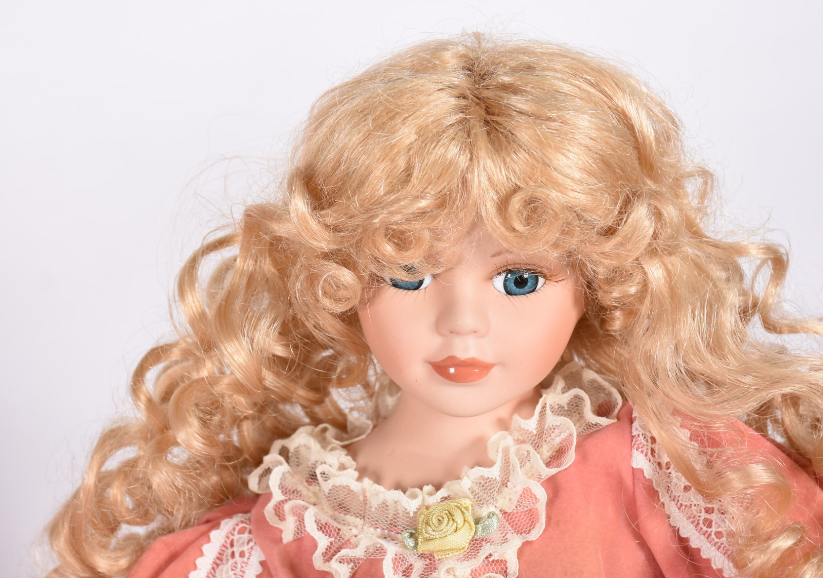 Cinco bonecas de porcelana diversas. - foto 4 de 5