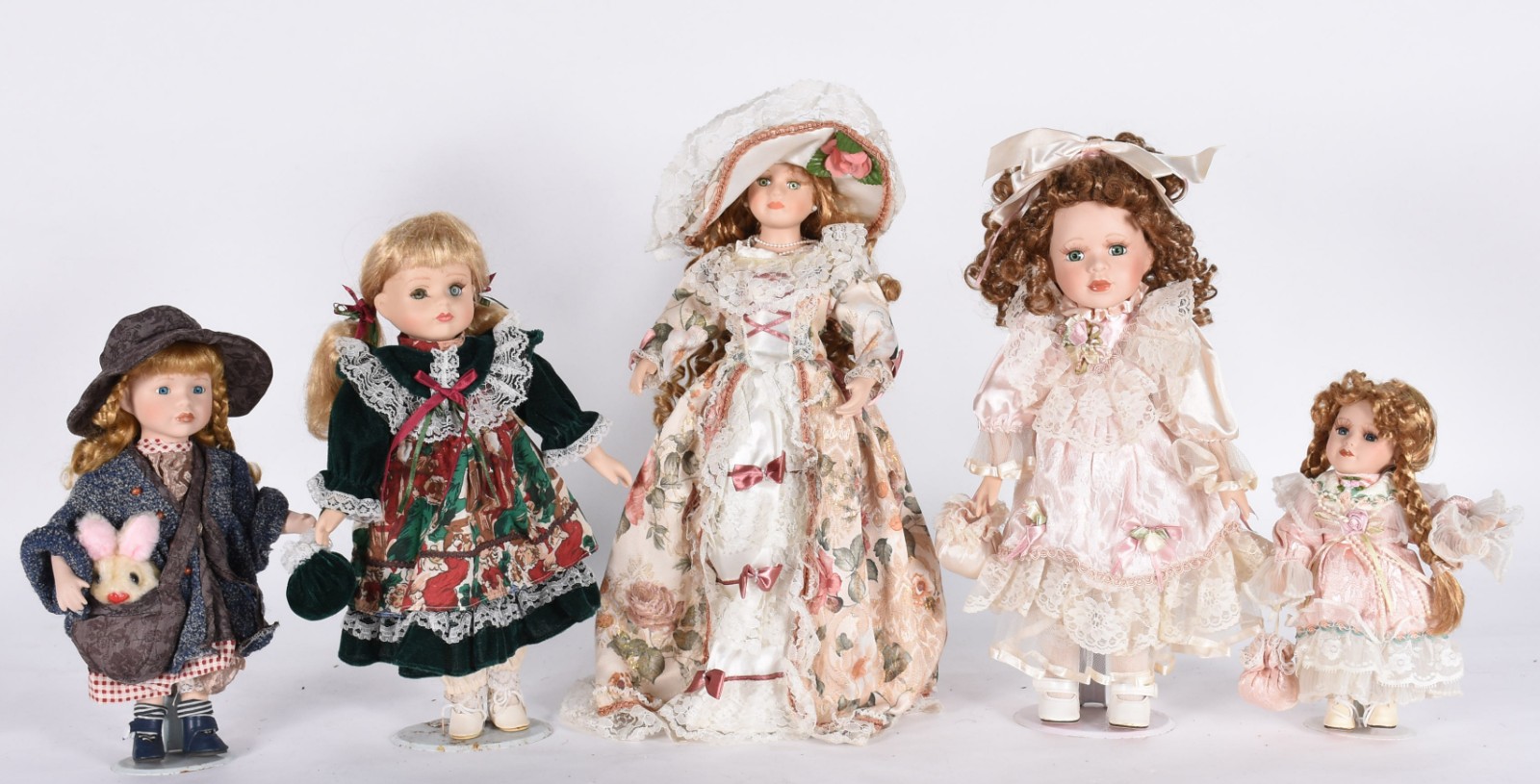 Cinco bonecas de porcelana diversas. - foto 1 de 5