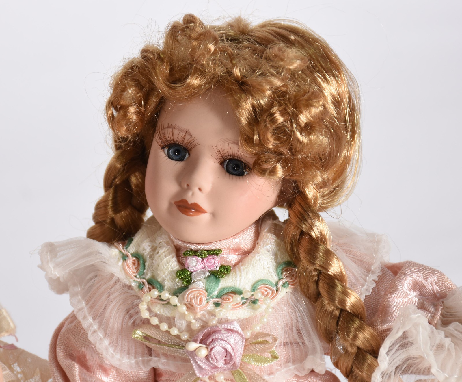 Cinco bonecas de porcelana diversas. - foto 4 de 5