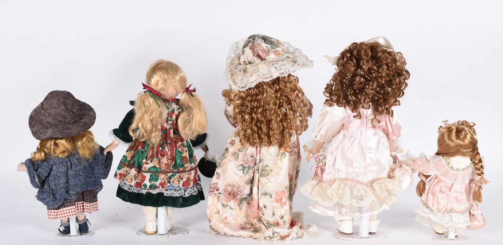 Cinco bonecas de porcelana diversas. - foto 5 de 5