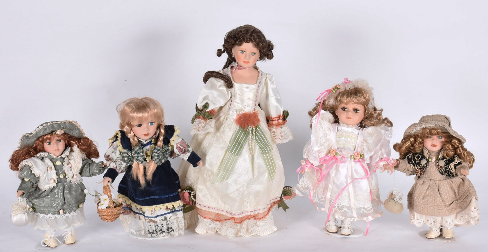 Cinco bonecas de porcelana diversas. - foto 1 de 5