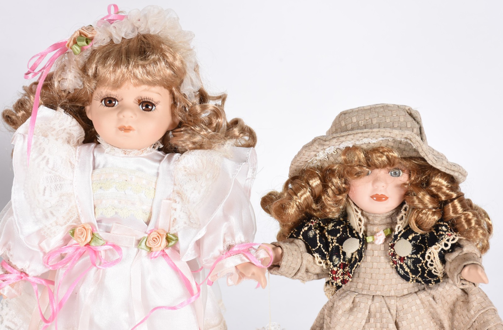 Cinco bonecas de porcelana diversas. - foto 4 de 5