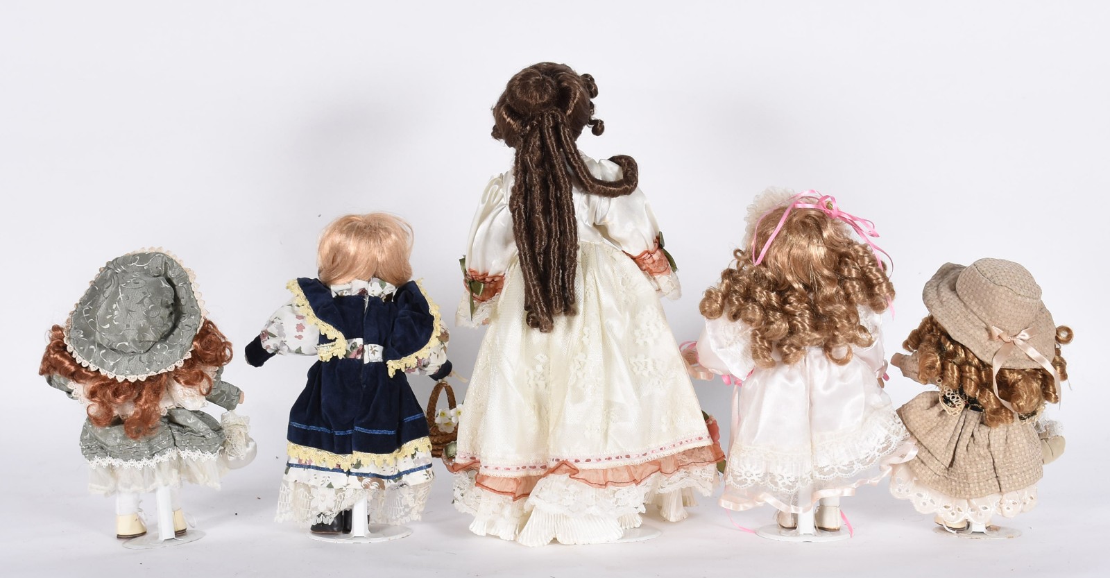Cinco bonecas de porcelana diversas. - foto 5 de 5