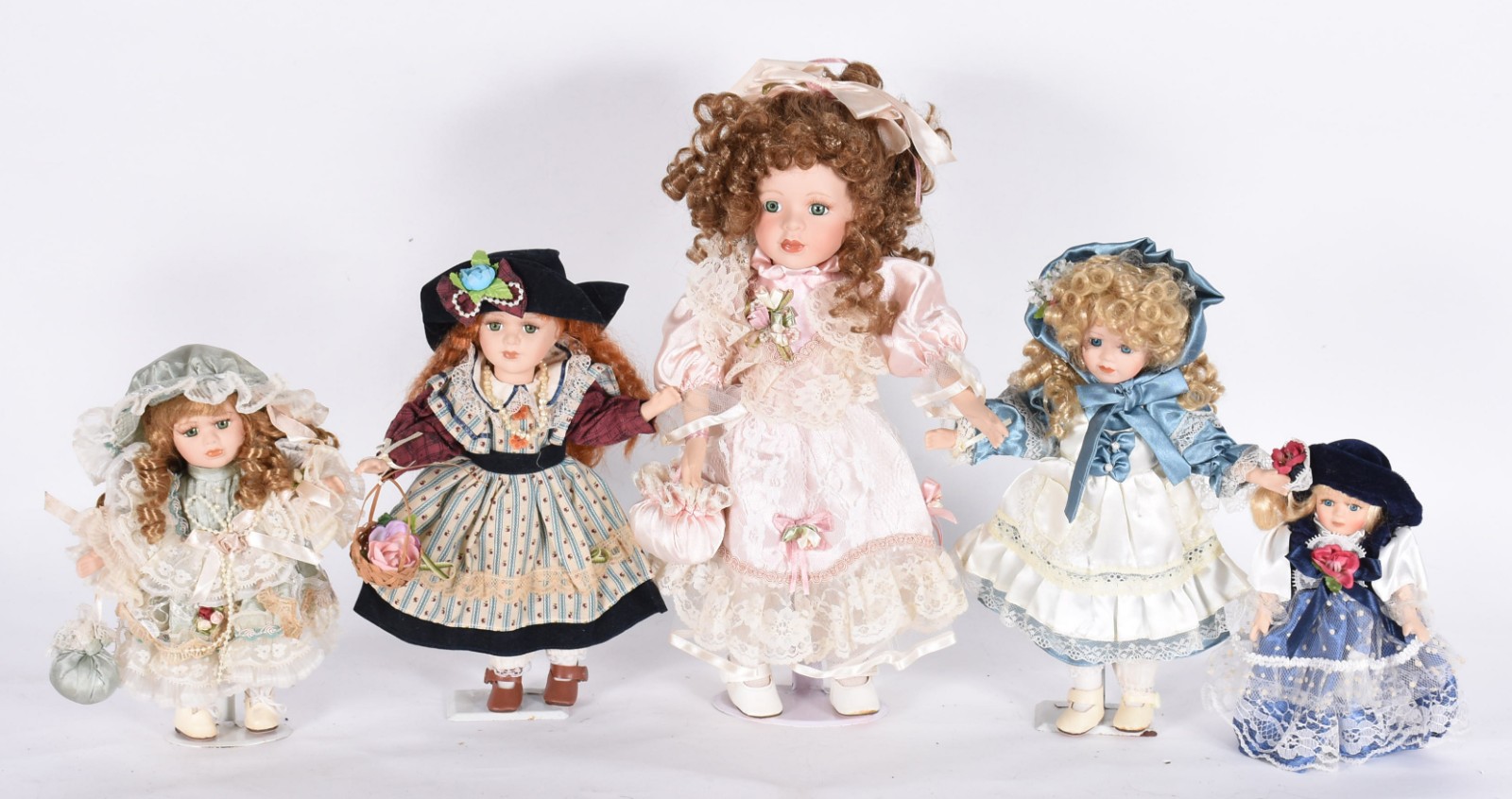 Cinco bonecas de porcelana diversas. - foto 1 de 5