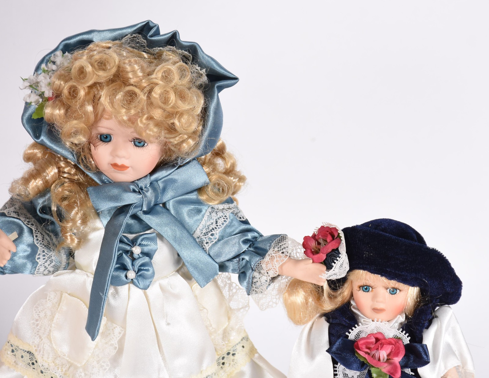 Cinco bonecas de porcelana diversas. - foto 4 de 5
