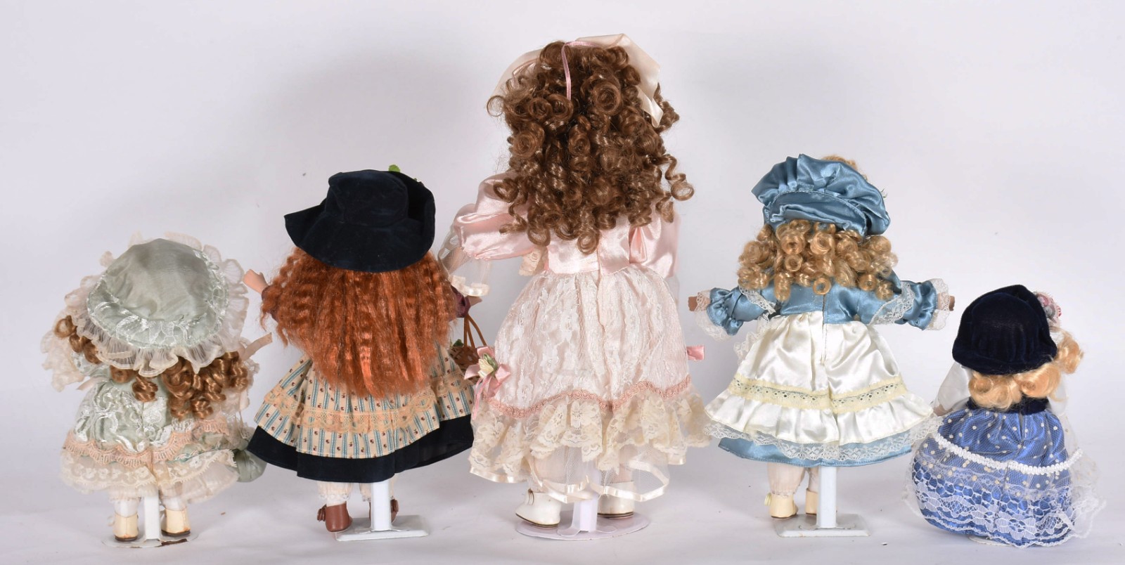 Cinco bonecas de porcelana diversas. - foto 5 de 5