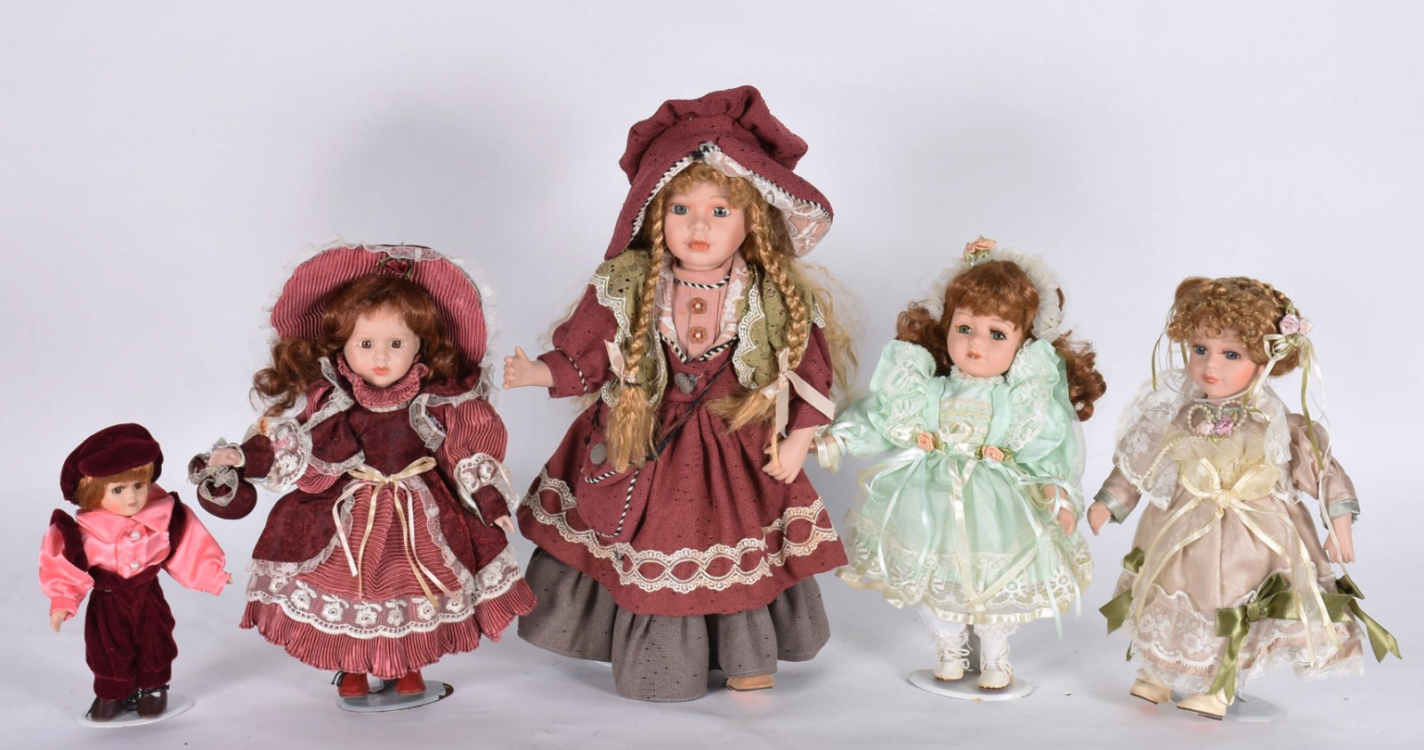 Cinco bonecas de porcelana diversas. - foto 1 de 5