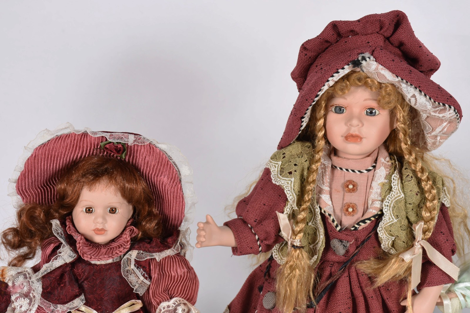 Cinco bonecas de porcelana diversas. - foto 3 de 5