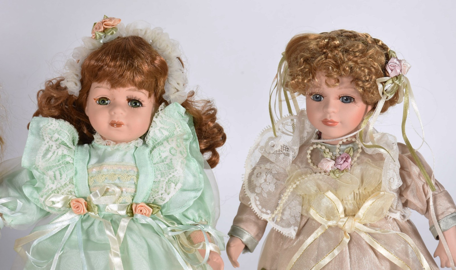 Cinco bonecas de porcelana diversas. - foto 4 de 5