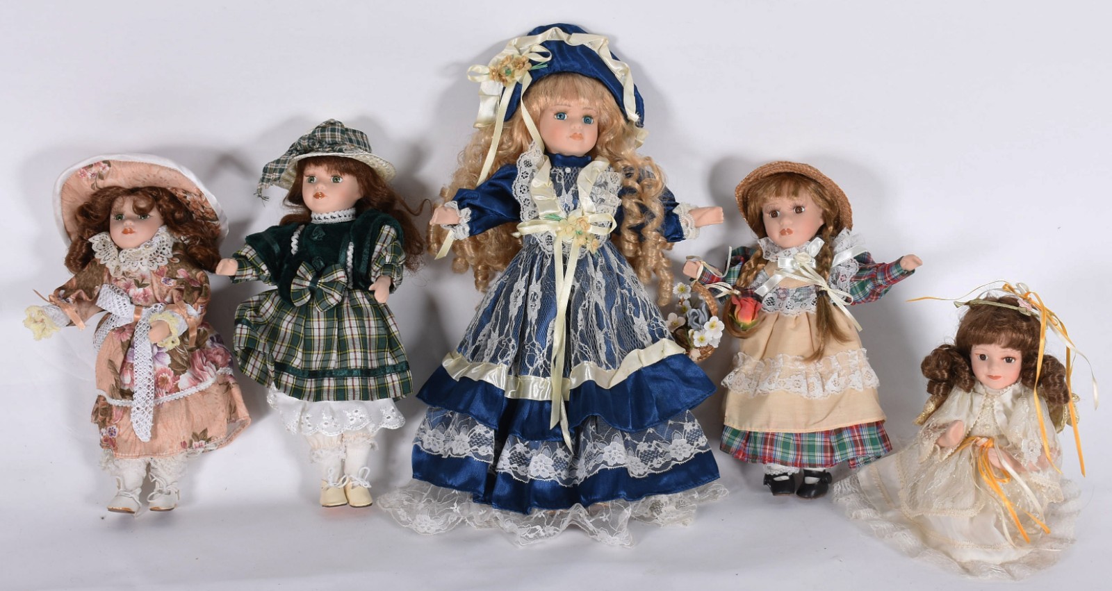 Cinco bonecas de porcelana diversas, uma ajoelha e 4 sem base de... - foto 1 de 6