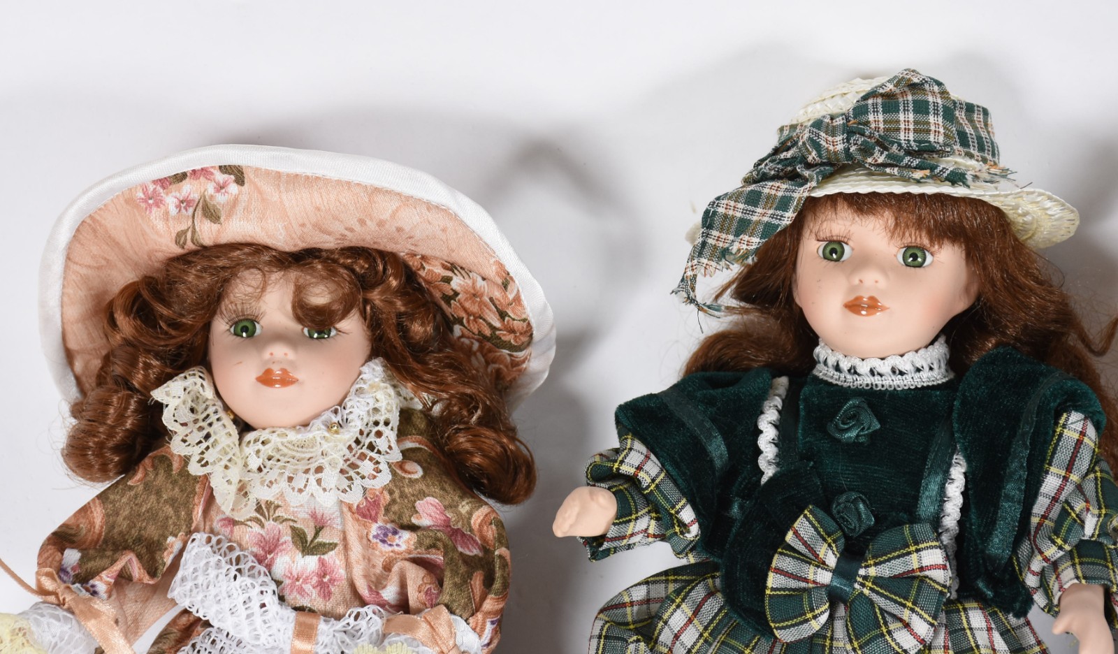 Cinco bonecas de porcelana diversas, uma ajoelha e 4 sem base de... - foto 2 de 6