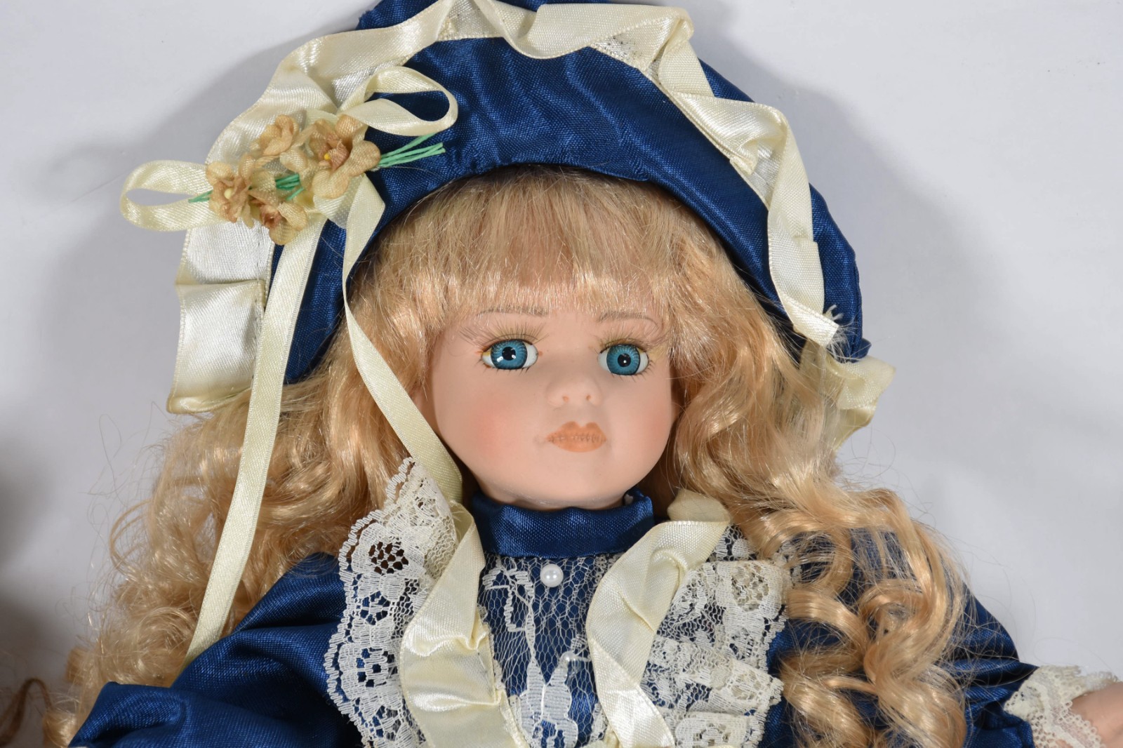 Cinco bonecas de porcelana diversas, uma ajoelha e 4 sem base de... - foto 3 de 6